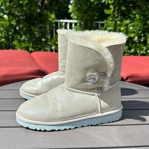 UGG AUSTRALIA DISNEY FROZEN ARENDELLE BLING BUTTON SILVER METALLIC BOOTS SIZE 4